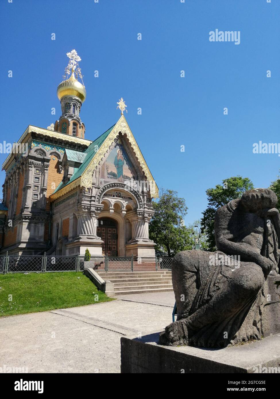 Mathildenhöhe.Russische Orthodoxe Kirche der hl. Maria Magdalena Darmstadt. Sculpture and the Russian Orthodox church in Darmstadt, Hessen, Germany. Stock Photo