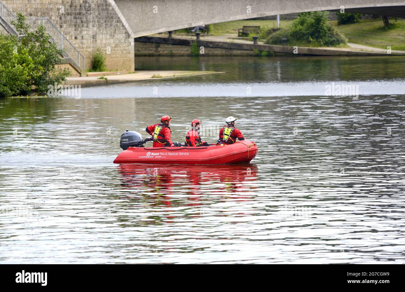 Maidstone, Kent, UK. Search and rescue operation looking for a man in the River Medway. Kent Fire and Rescue Pioner Steady 400 boat Stock Photo