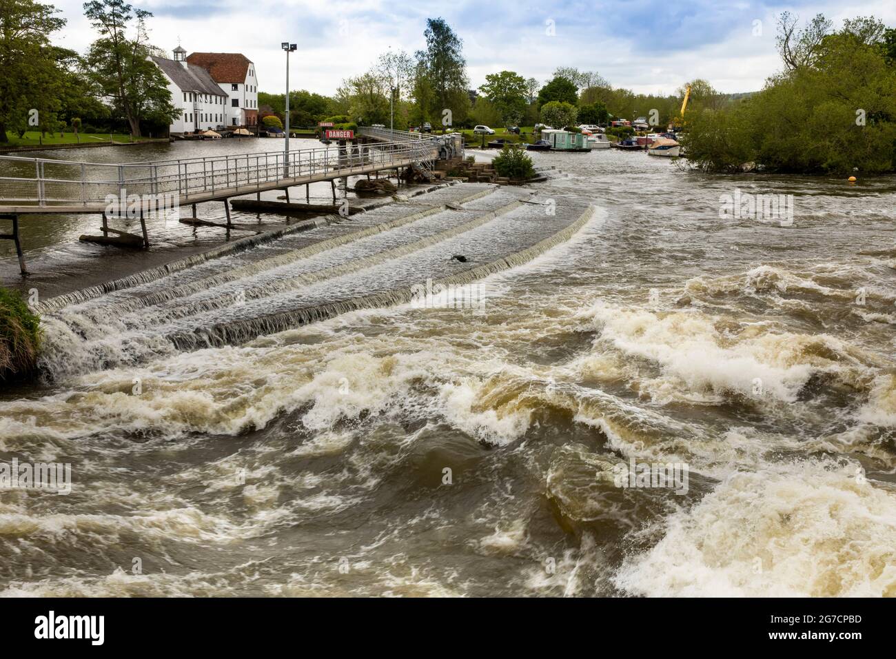 UK, England, Buckinghamshire, Hambleden Valley, Mill End, weir on River Thames, turbulent water Stock Photo