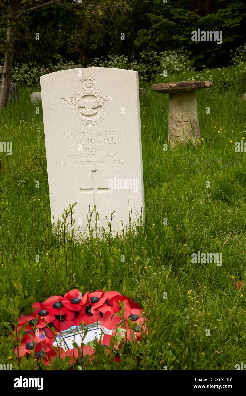 UK, England, Buckinghamshire, Hambleden Valley, Turville, St Mary the Virgin, churchyard, War Grave of 19 year old RAF pilot Sergeant R H Hazell Stock Photo