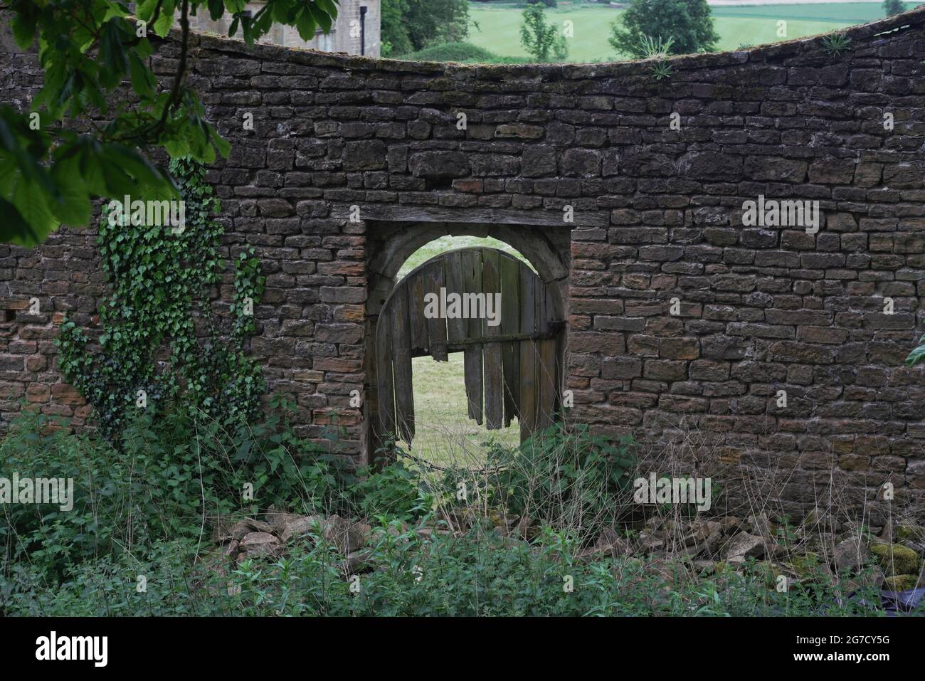 Broken garden wall hi-res stock photography and images - Alamy