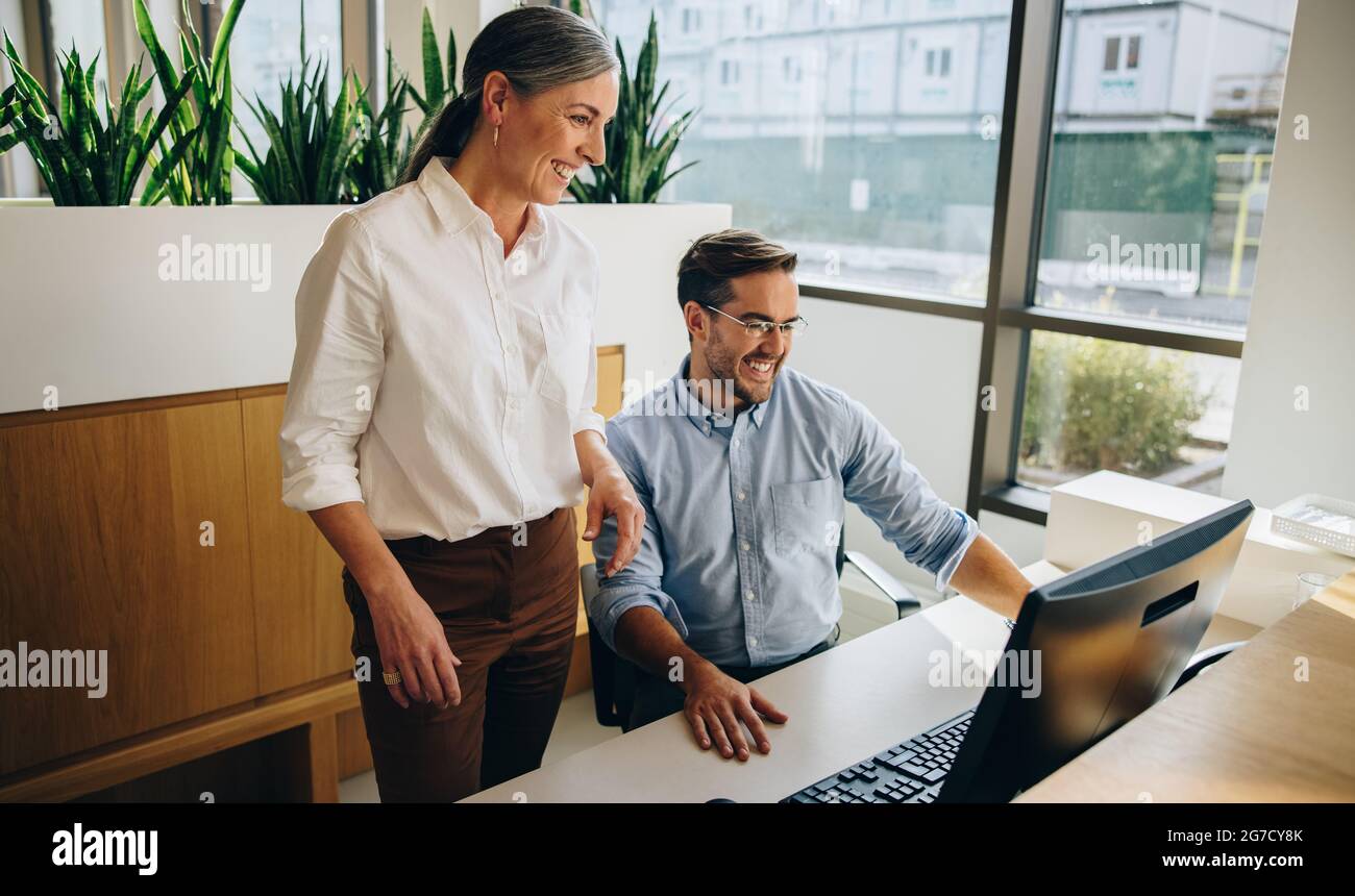 Mature business woman office desk hi-res stock photography and images ...