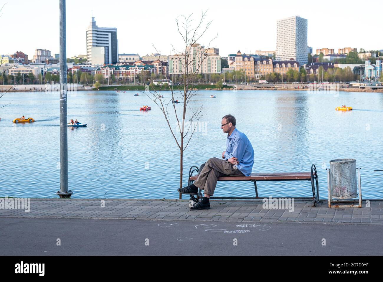 Sad old man on bench hi-res stock photography and images - Alamy