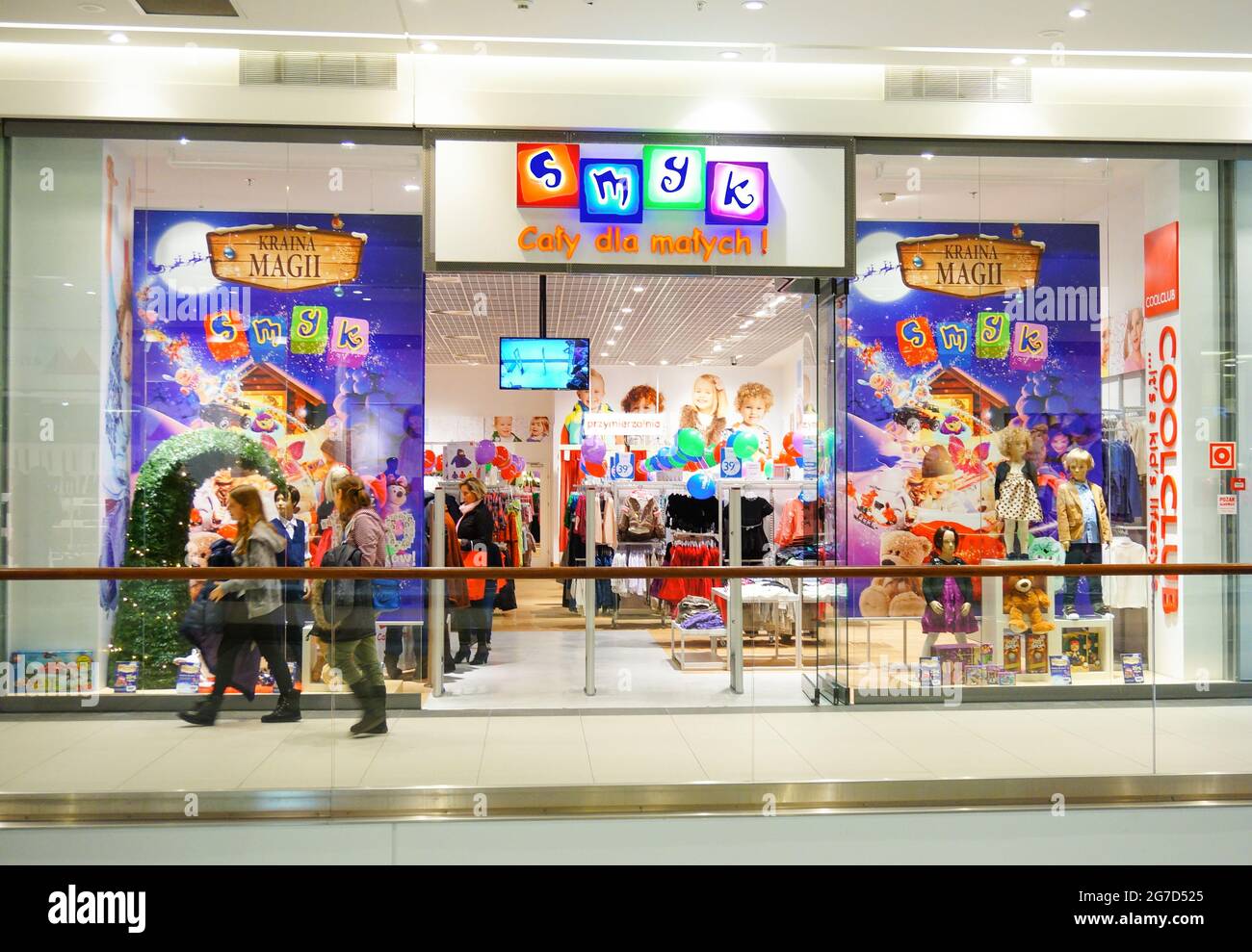 POZNAN, POLAND - Apr 08, 2016: An entrance to a Smyk toy store in the  Galeria Malta shopping mall Stock Photo - Alamy