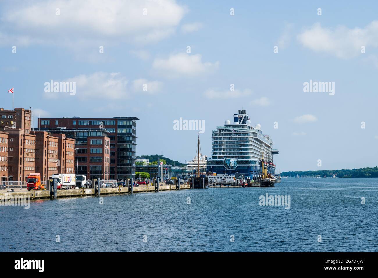 Kieler Hafen, Sartorikai mit Sartorispeicher und Sellspeicher und der Mein Schiff 1 der TUI Cruises am Ostseekai Stock Photo