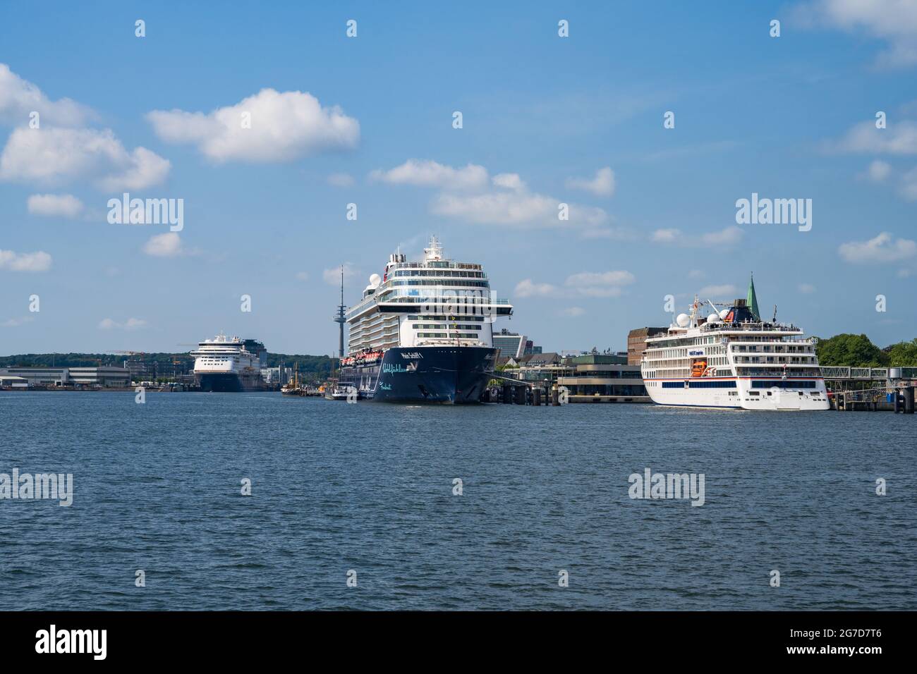 Panorama mit Norwegenfähre und Kreuzfahrtschiffen am Ostseekai Stock Photo