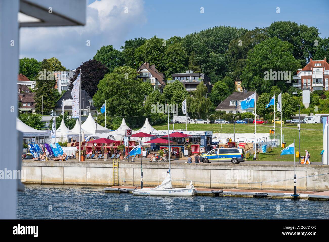 Stadtanscht Kieler Hafen mit zwei Kreuzfahrtschiffen und der Norwegenfähre der Color Line an ihren Liegeplätzen in der Innestadt Stock Photo