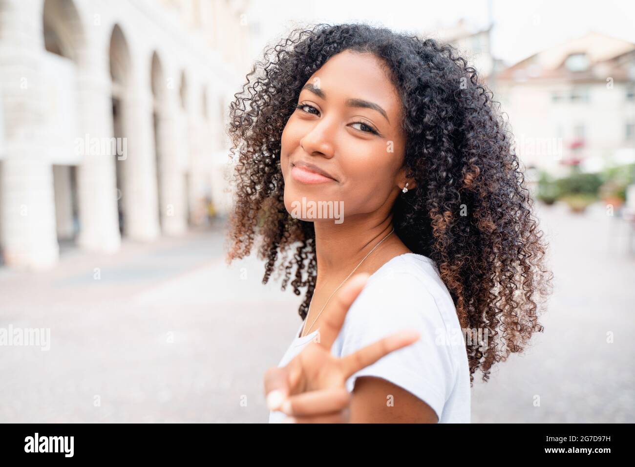 Fashion advertisement black woman hi-res stock photography and images ...