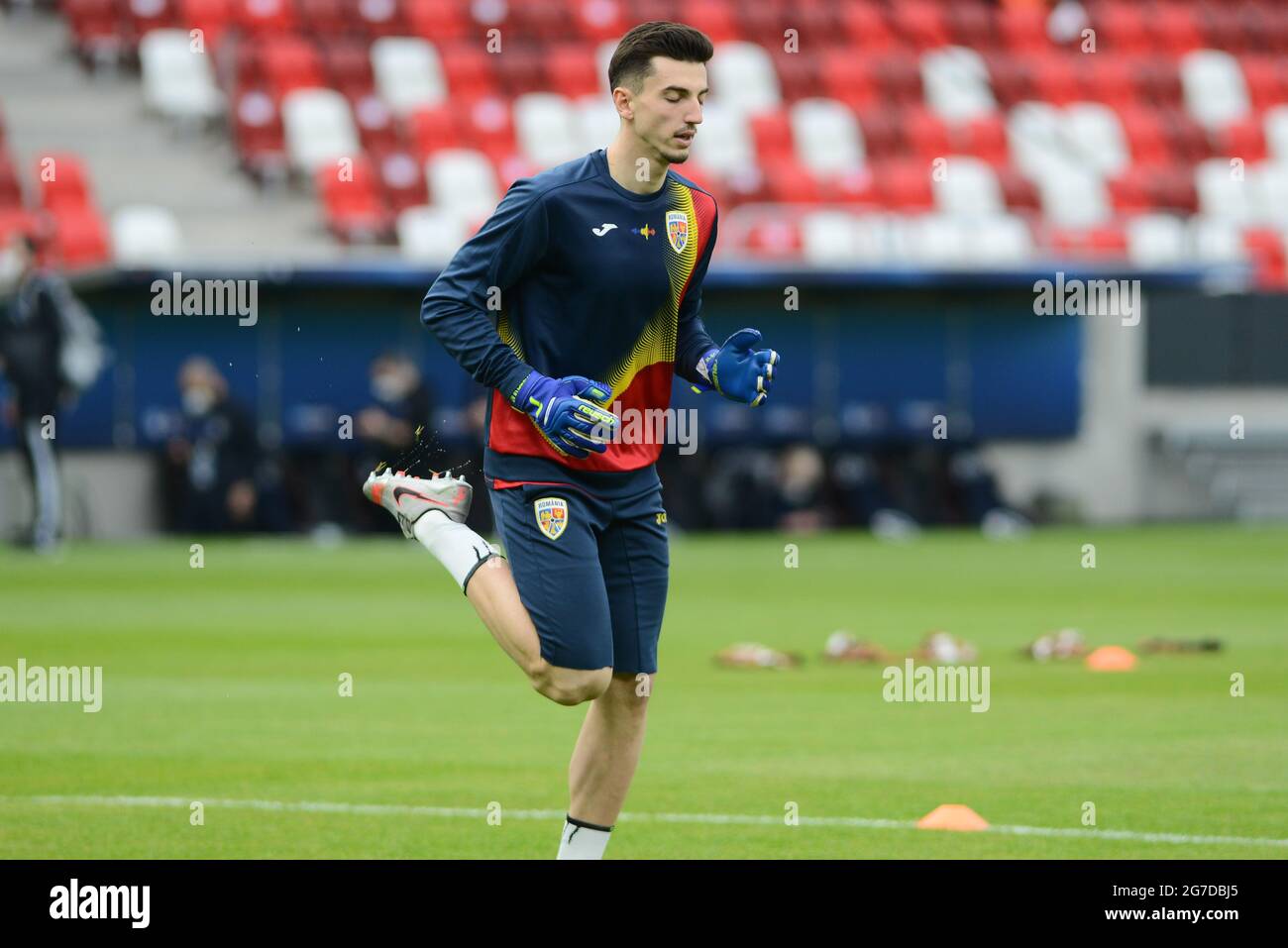 Steaua Bucharest Line Up Against VfB Stuttgart Editorial Stock Image -  Image of bombs, header: 32264489