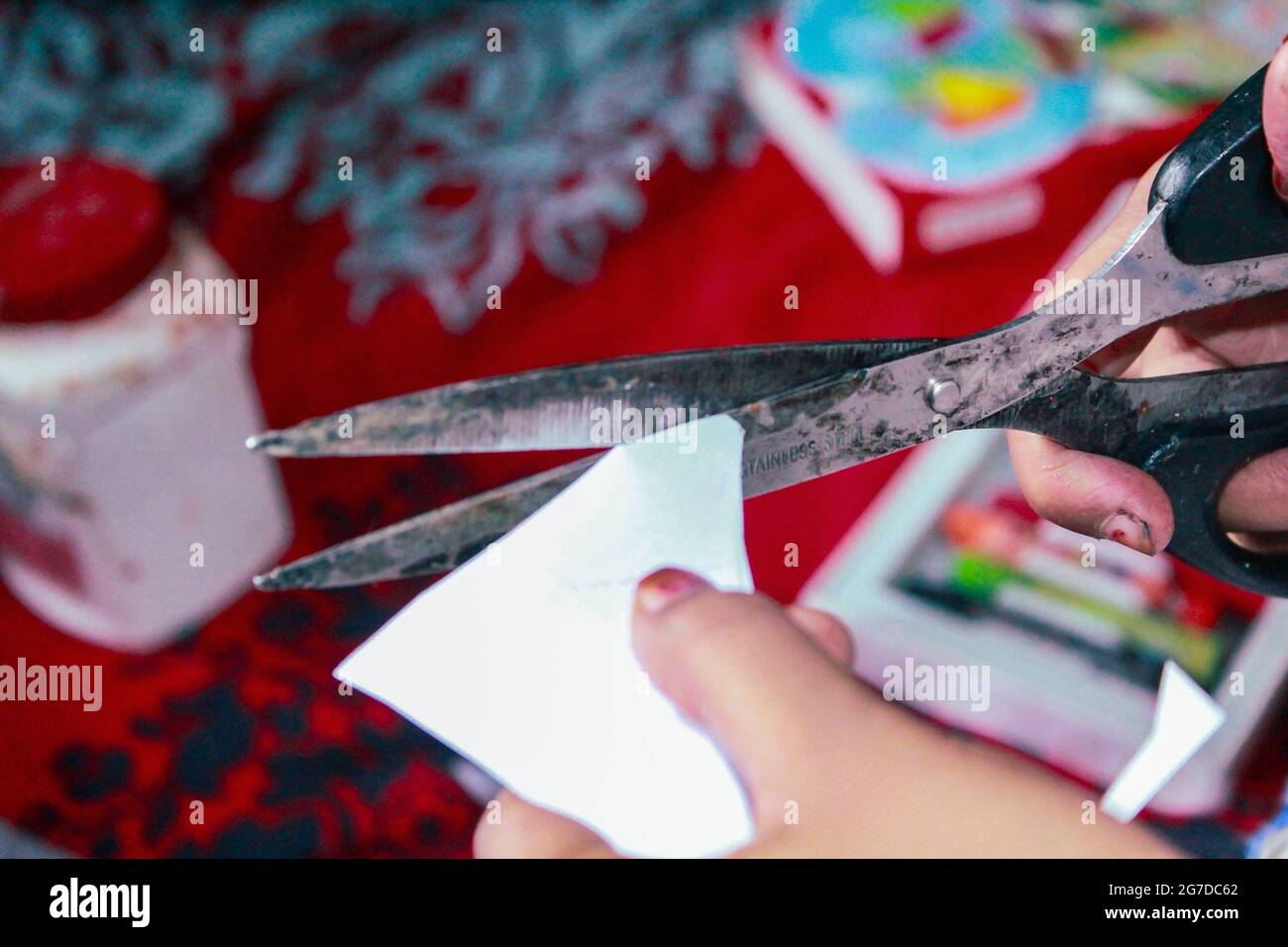 Scissor cut black paper hires stock photography and images Alamy