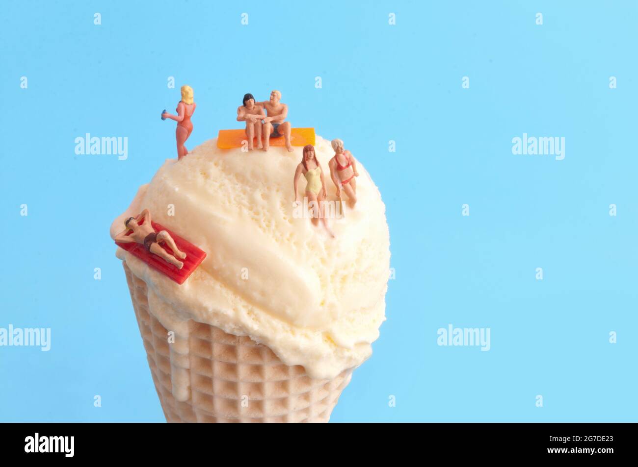 49,300+ Ice Cream Cup Stock Photos, Pictures & Royalty-Free Images - iStock   Soft serve ice cream cup, Vanilla ice cream cup, Hand holding ice cream  cup