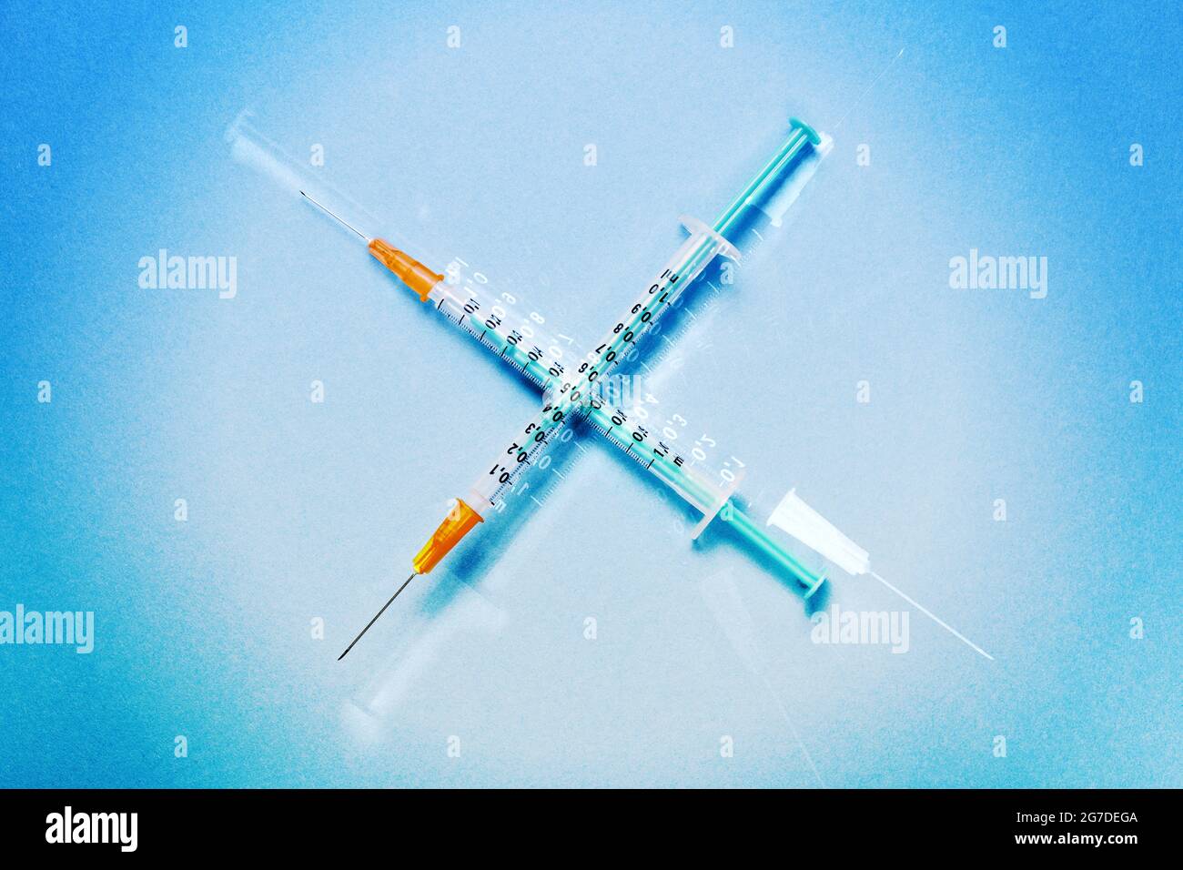Crossed syringes, mix-and-match vaccination Stock Photo
