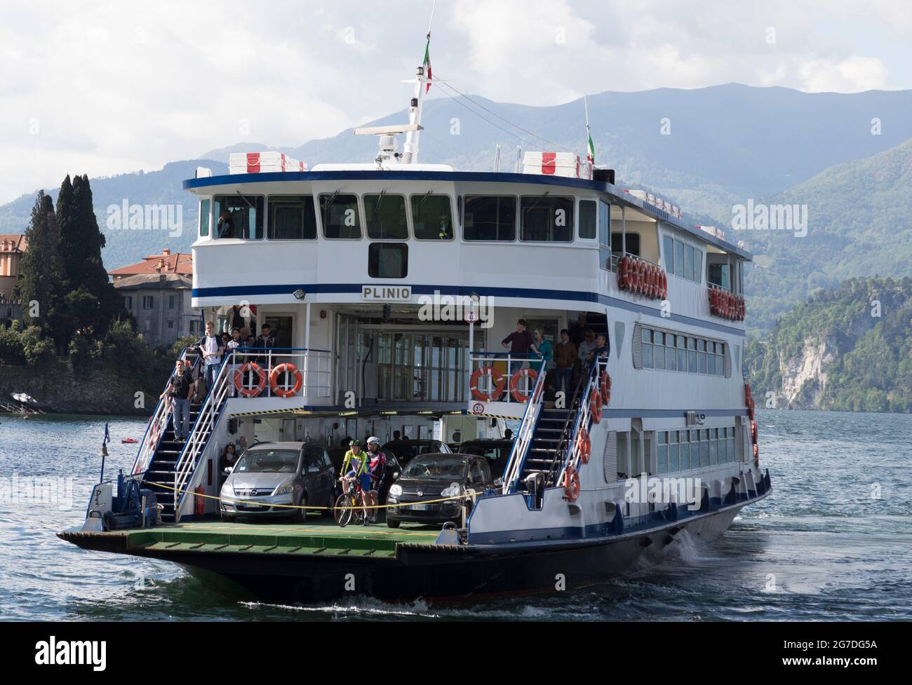 ferry from varenna to bellagio