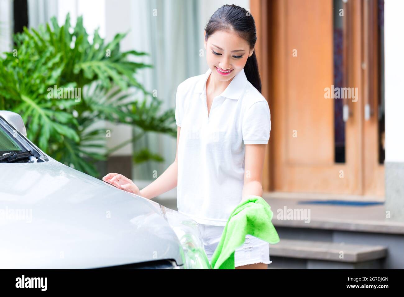 Chinese woman cleaning house hi-res stock photography and images - Alamy