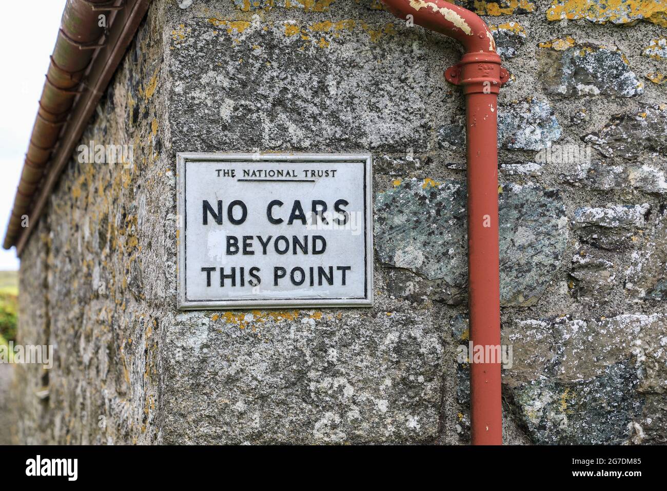 A sign on a National Trust property saying 'No cars beyond this point', The Lizard Peninsular, Cornwall, England, UK. PHOTO TAKEN FROM FOOTPATH Stock Photo