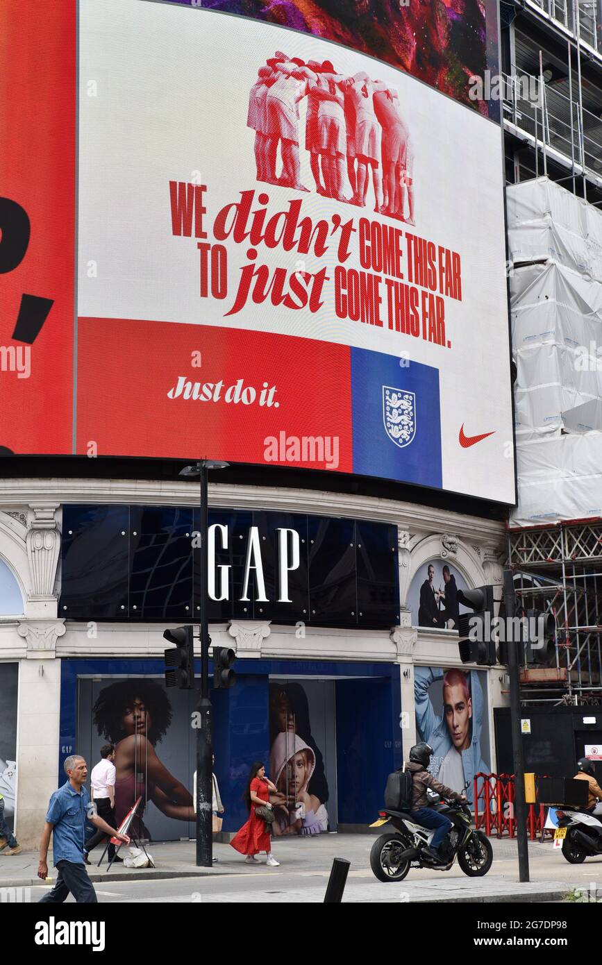 Piccadilly Circus, London, UK. 13th July 2021. A NIKE advert in Piccadilly  Circus celebrates England at the UEFA EURO 2020. Credit: Matthew  Chattle/Alamy Live News Stock Photo - Alamy