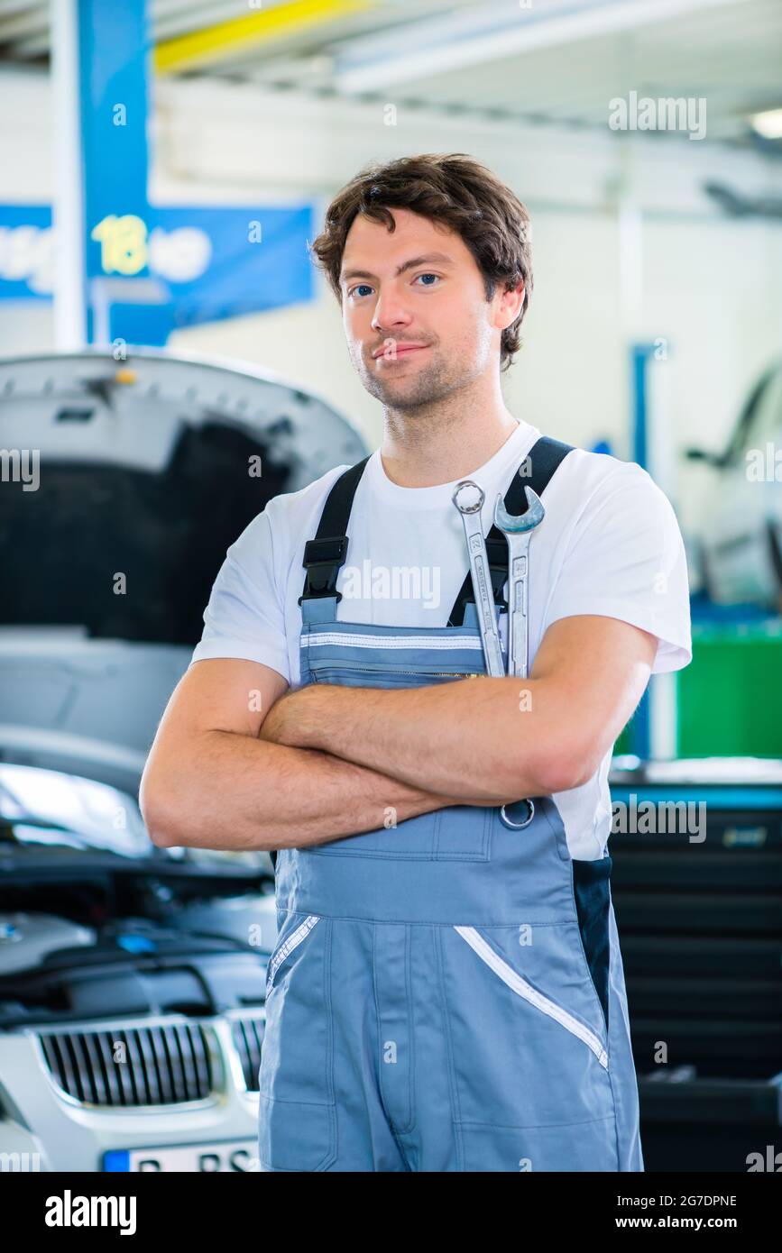 Mechanic working in car hi-res stock photography and images - Alamy