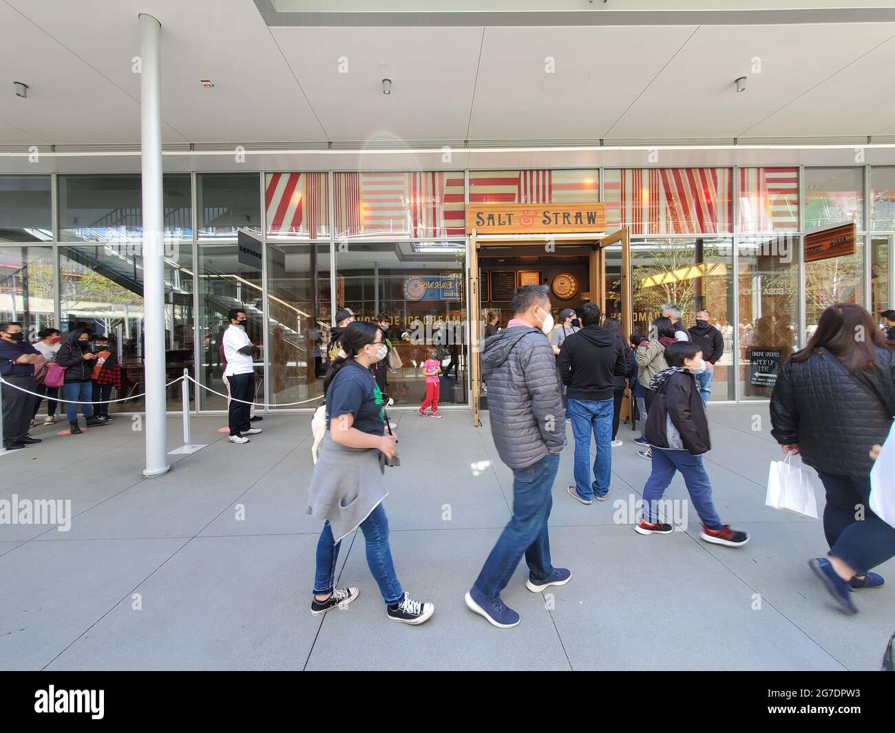 Mall pick up area hires stock photography and images Alamy
