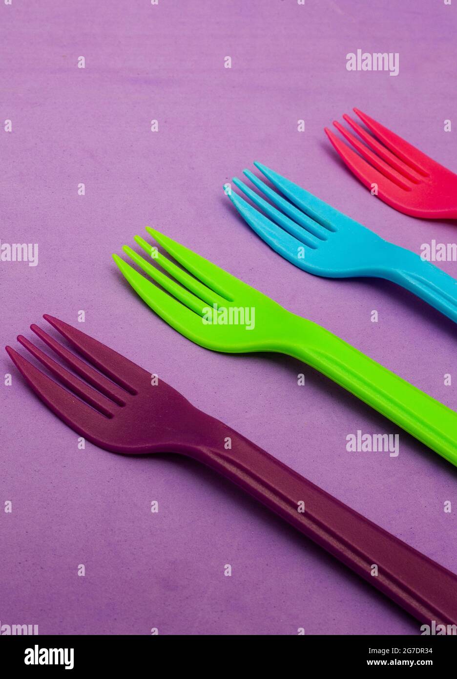 https://c8.alamy.com/comp/2G7DR34/brightly-colored-plastic-forks-on-colorful-background-with-copy-space-2G7DR34.jpg