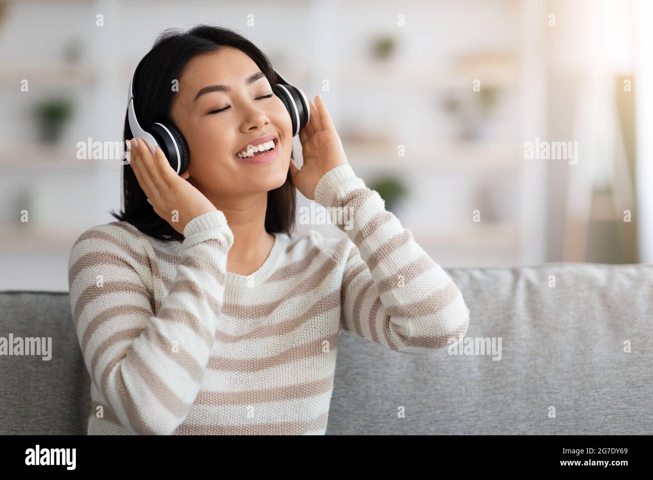 Relax headphones woman sofa hi-res stock photography and images - Alamy