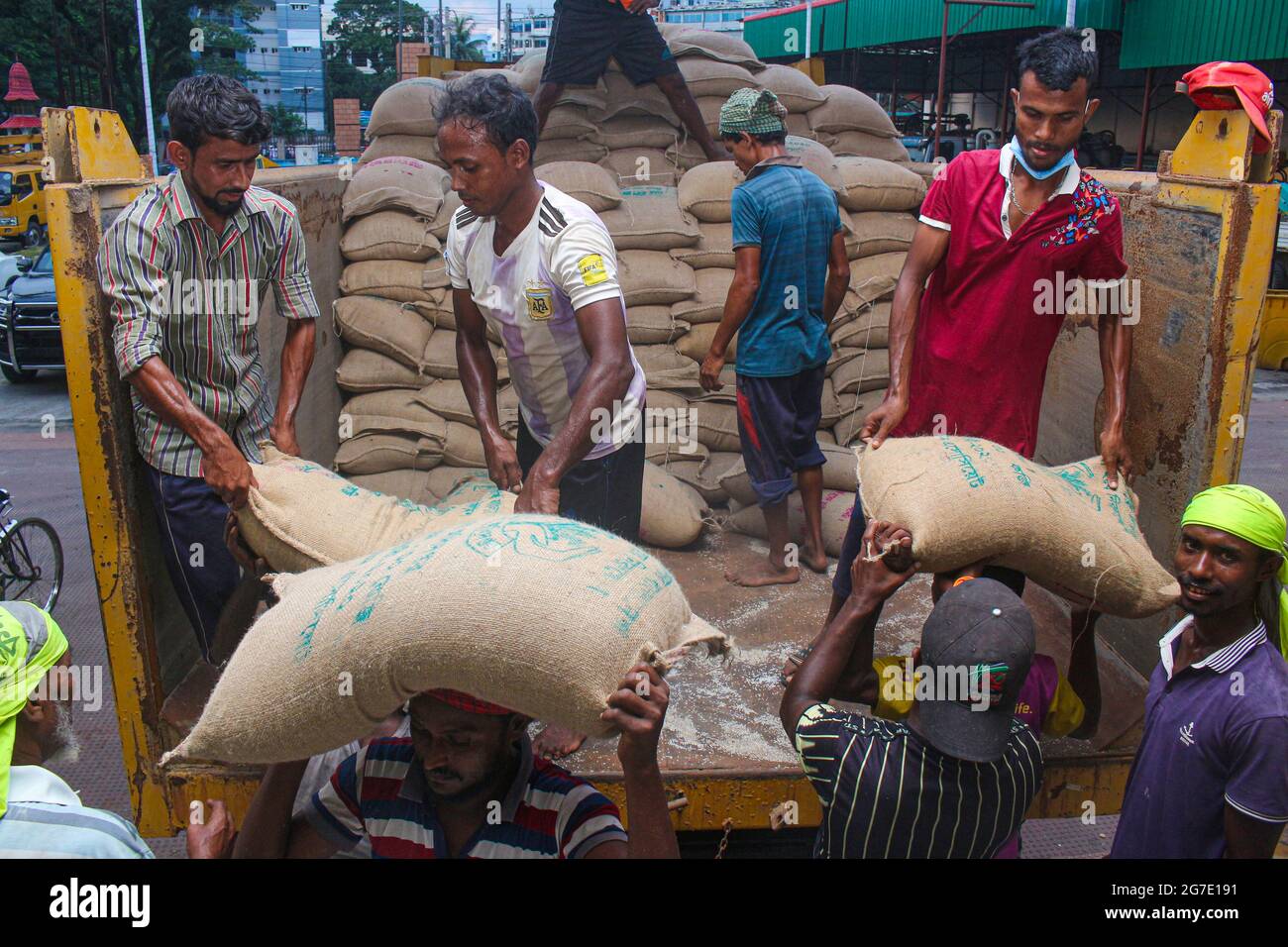 Stay Poor Poor families bangladesh hi-res stock photography and images - Alamy