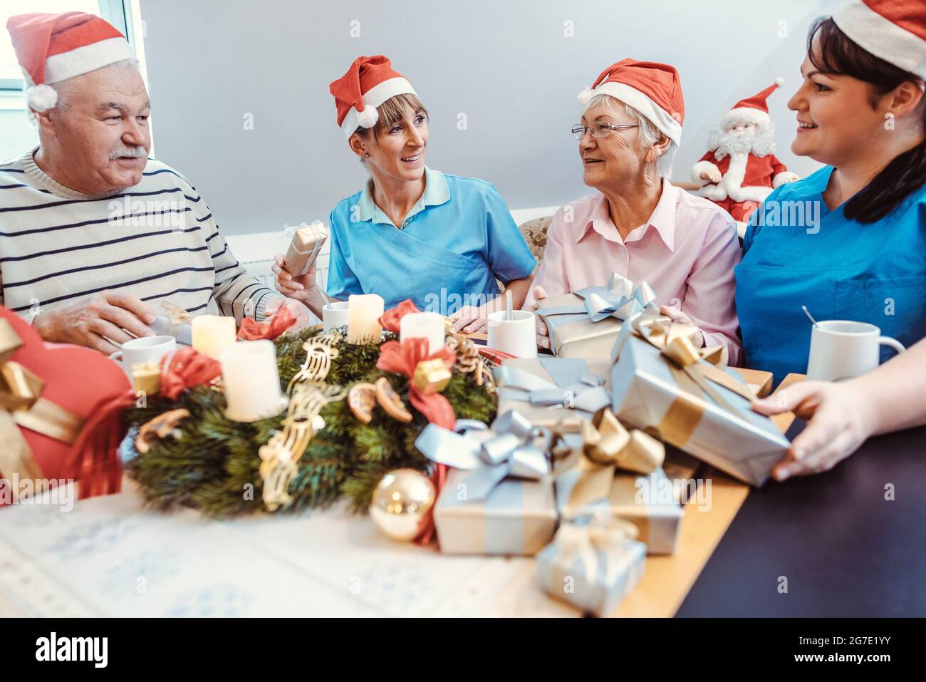 https://c8.alamy.com/comp/2G7E1YY/christmas-with-presents-in-the-nursing-home-seniors-and-nurses-celebrating-together-2G7E1YY.jpg