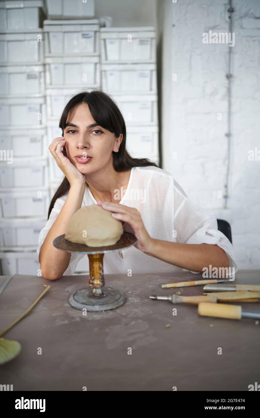 An artist during a pottery class Stock Photo - Alamy