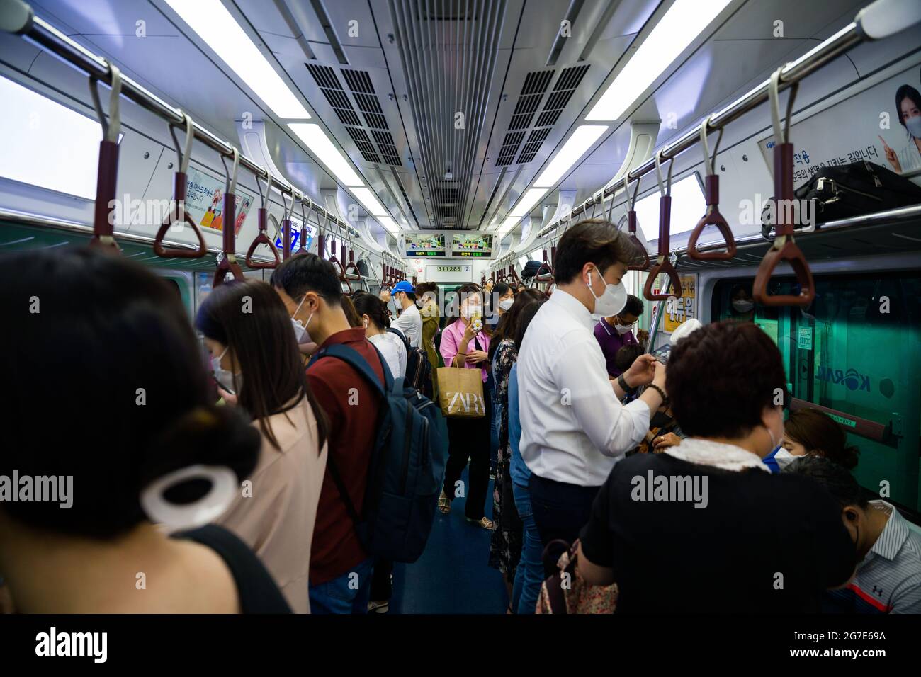 July 13, 2021, Bucheon, Bucheon, South Korea: Subway riders in Seoul crowd a train as South Korea enters its second day of a quasi-lockdown amid a record surge in coronavirus outbreaks. (Credit Image: © Jintak Han/ZUMA Wire) Stock Photo