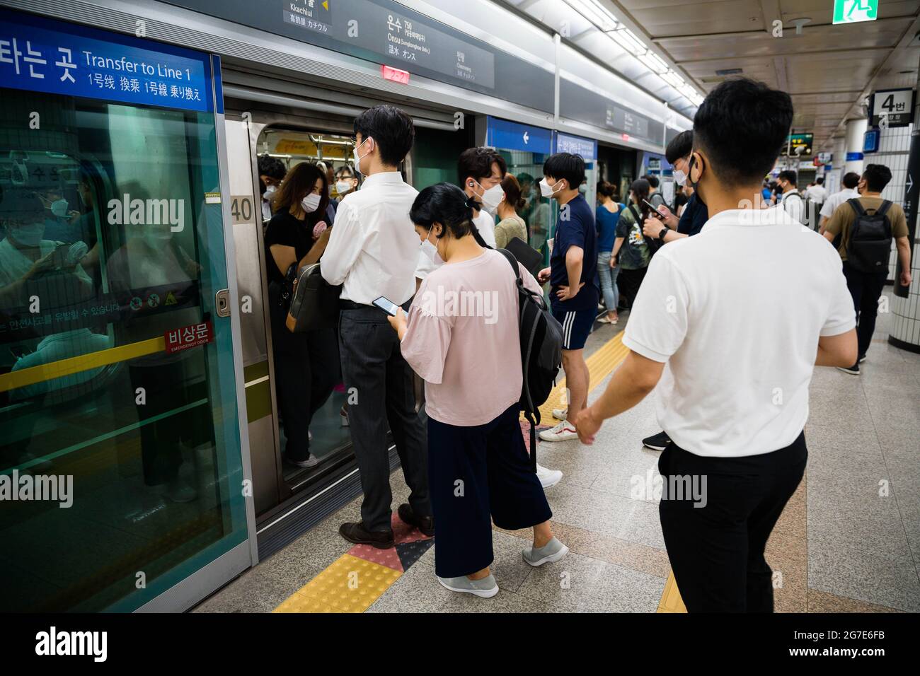July 13, 2021, Bucheon, Bucheon, South Korea: Subway riders in Seoul rush to board the train as South Korea enters its second day of a quasi-lockdown amid a record surge in coronavirus outbreaks. (Credit Image: © Jintak Han/ZUMA Wire) Stock Photo