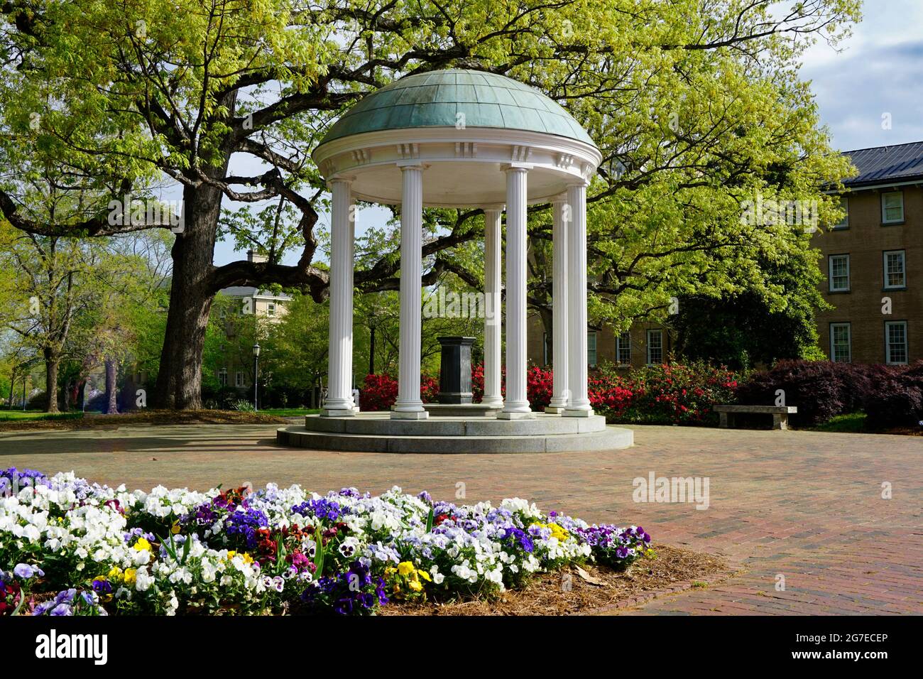 Springtime flowers in front of the Old Well on UNC-CH campus Stock Photo