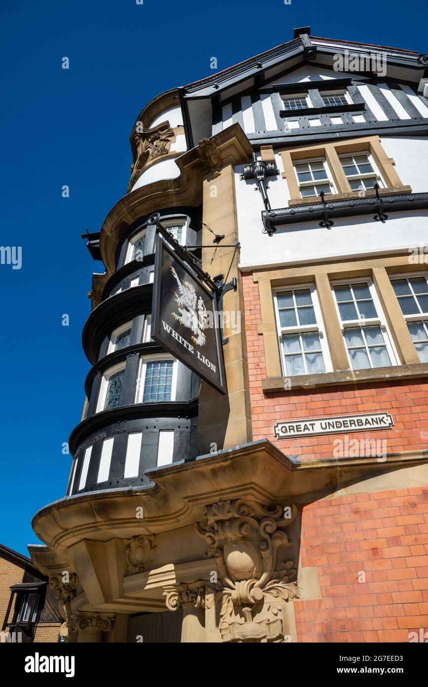 The 'White Lion' an old pub and landmark in Underbank, Stockport, Greater Manchester, England. The upper storeys are now converted into apartments. Stock Photo