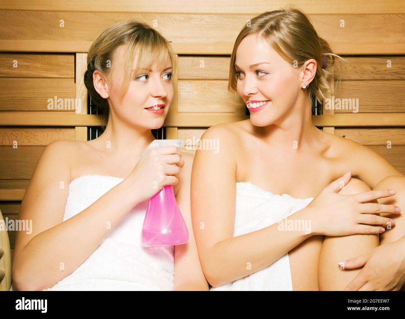 С сестрой в сауне. Молодые женщины в бане. Девушки в парилке. Девушки отдыхают в бане. Красивые женщины в бане.