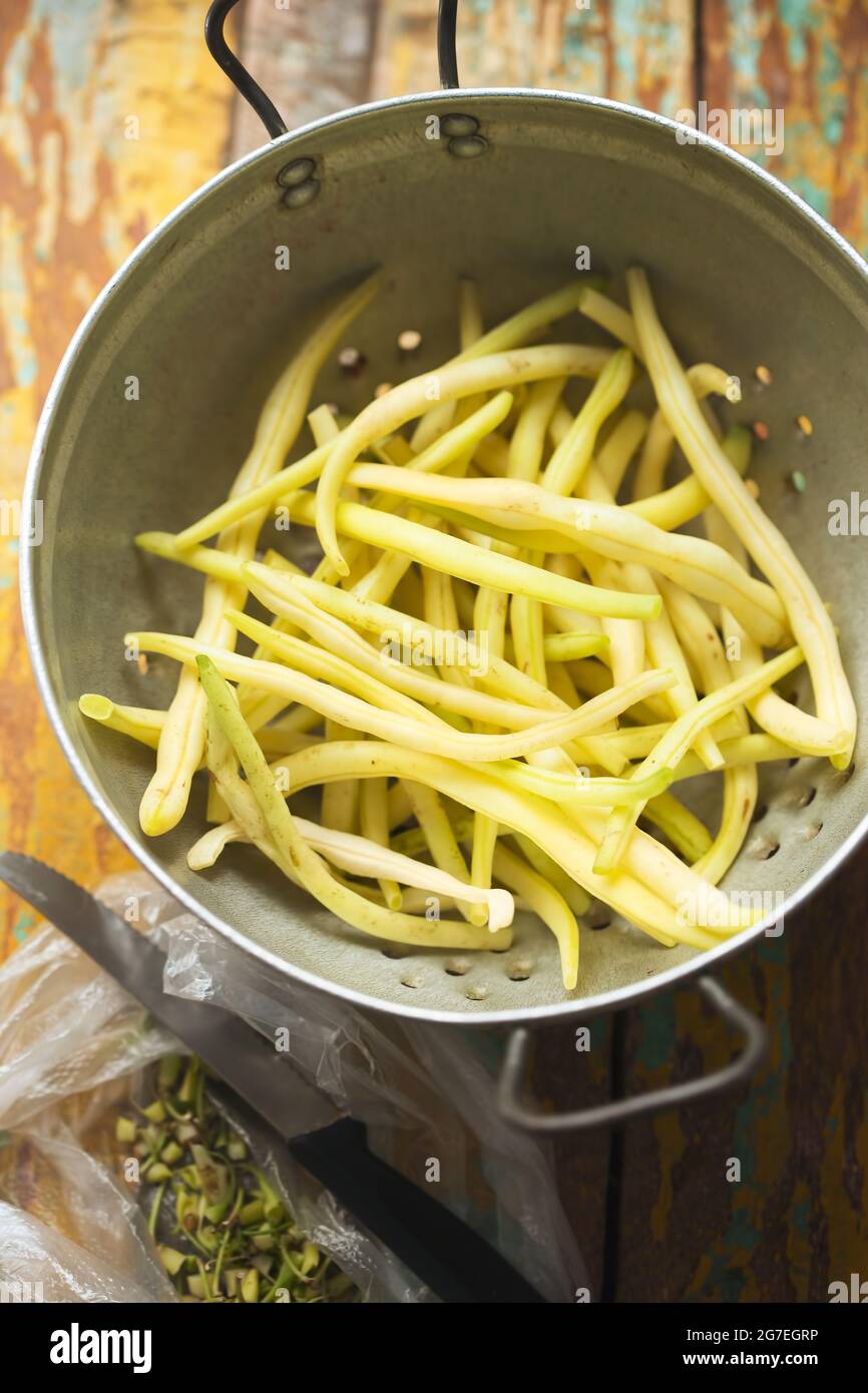 Raw green beans in colander hi-res stock photography and images - Alamy
