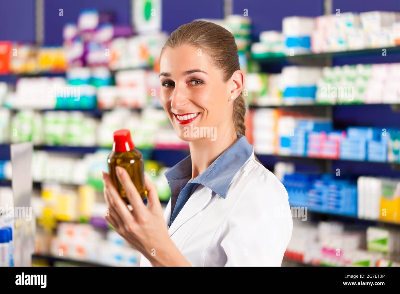 Pharmacist behind counter hi-res stock photography and images - Alamy