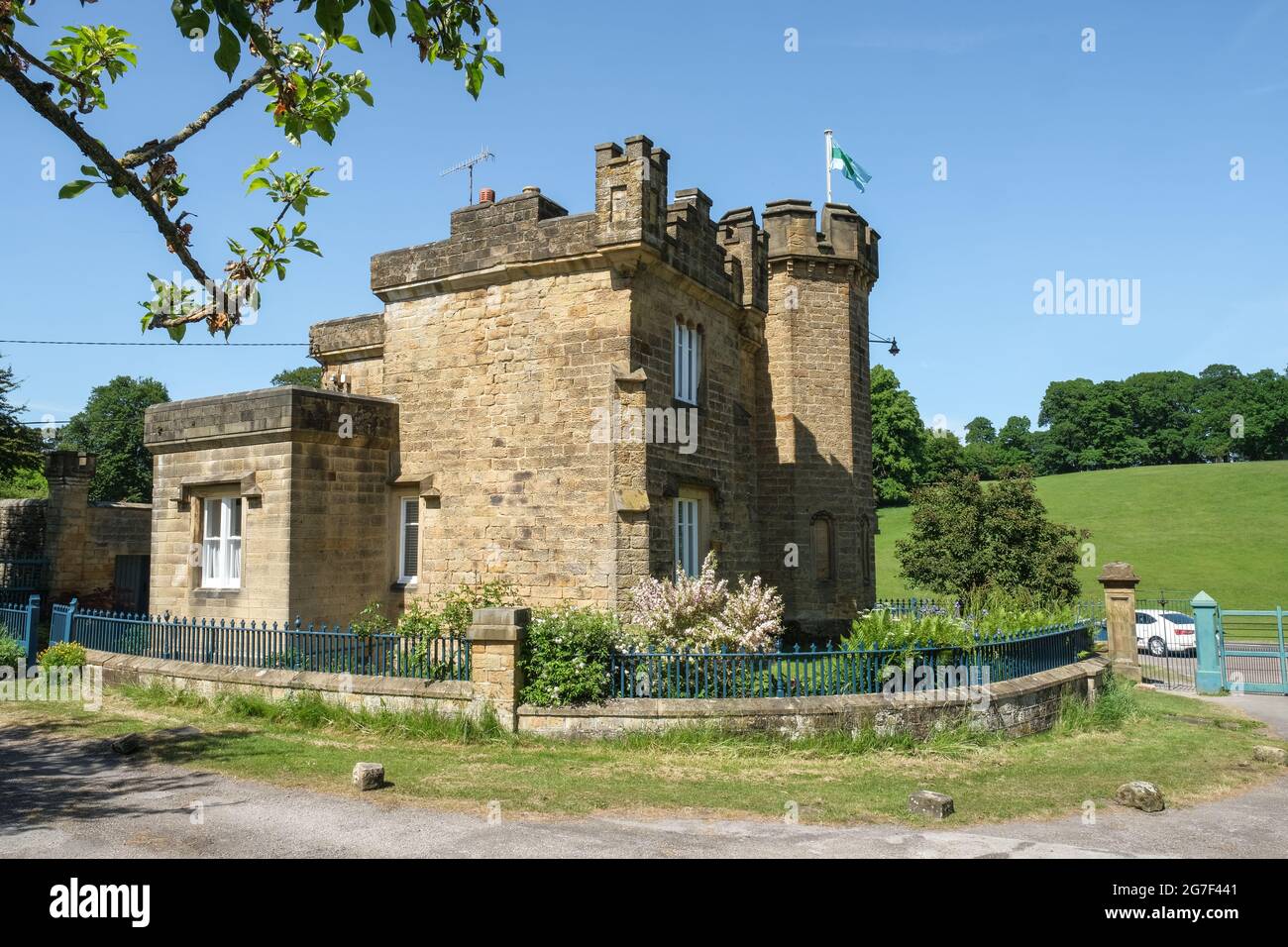Elegant stonebuilt houses in the beautiful Derbyshire village of Edensor Stock Photo Alamy