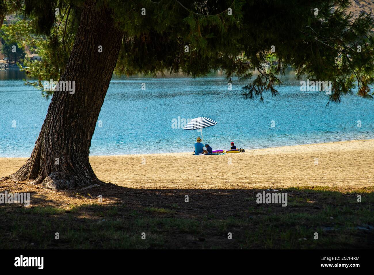 Family beach umbrella hi-res stock photography and images - Alamy
