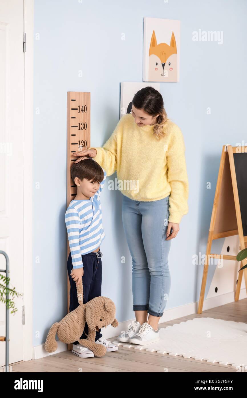 Tall woman and short person hi-res stock photography and images - Page 3 -  Alamy