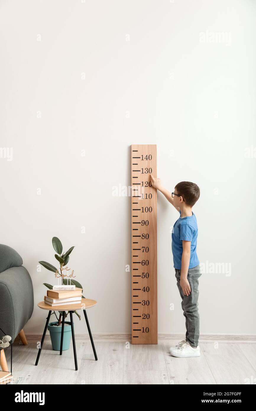 Kid growing measuring with ruler Stock Photo - Alamy