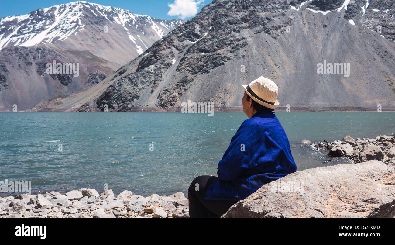 Mujer sentada viendo el paisaje Stock Photo