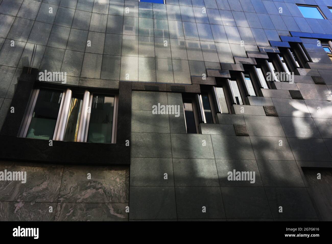 Wien, moderne Architektur beim Haas Hochhaus mit Fenster und Spiegelung und Wand Stock Photo