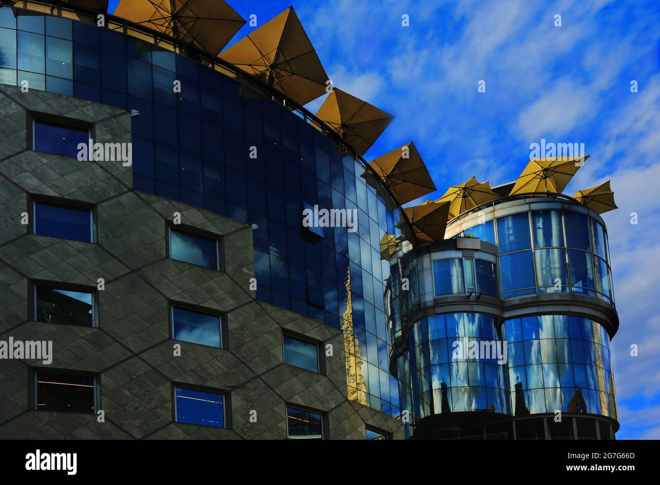 Wien, moderne Architektur beim Haas Hochhaus mit Glasfassade und Spiegelung Stock Photo