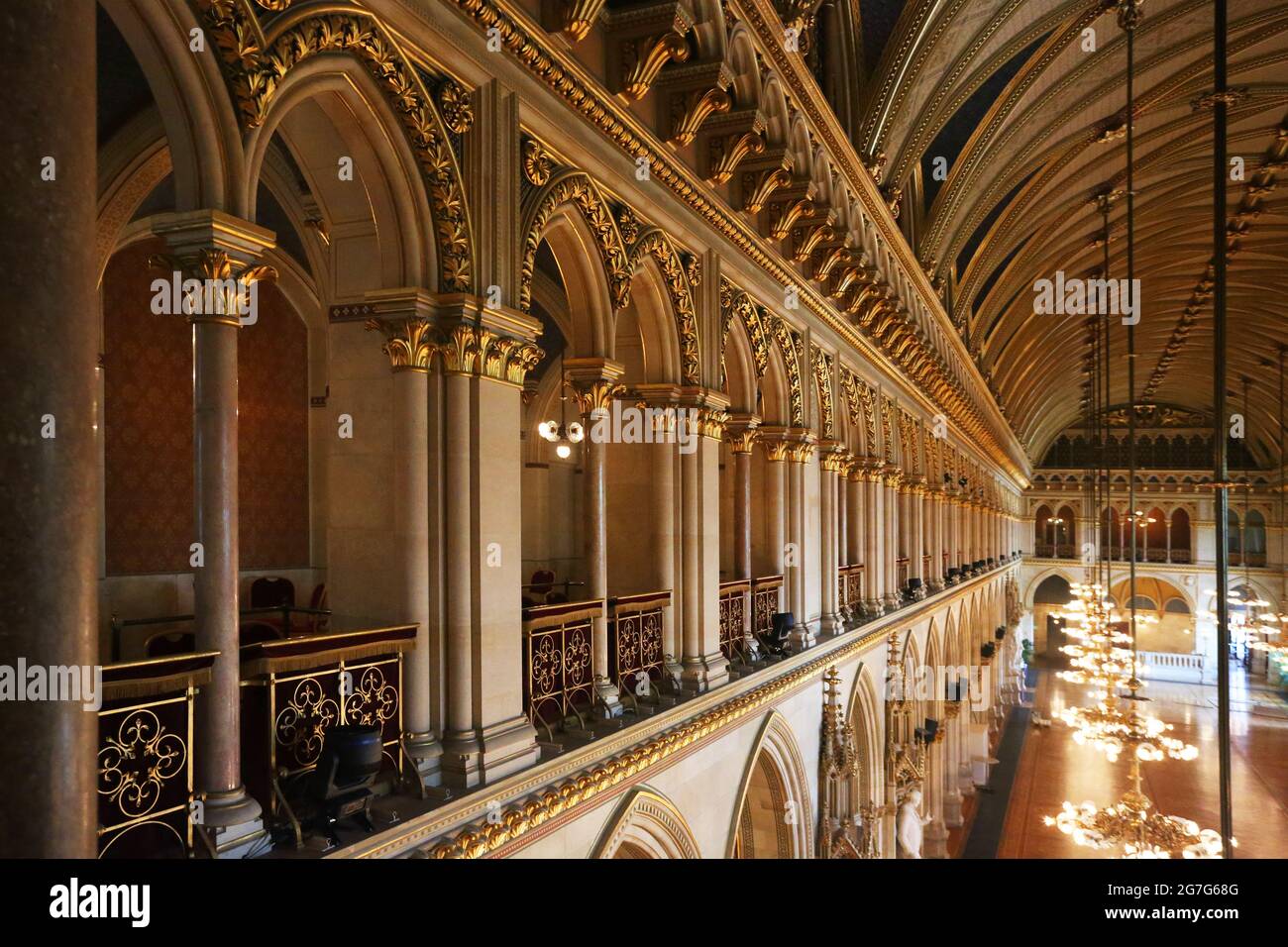 Wien, Rathaus, Festsaal mit Kronleuchter und Festbeleuchtung im historischen Rathaussaal Stock Photo