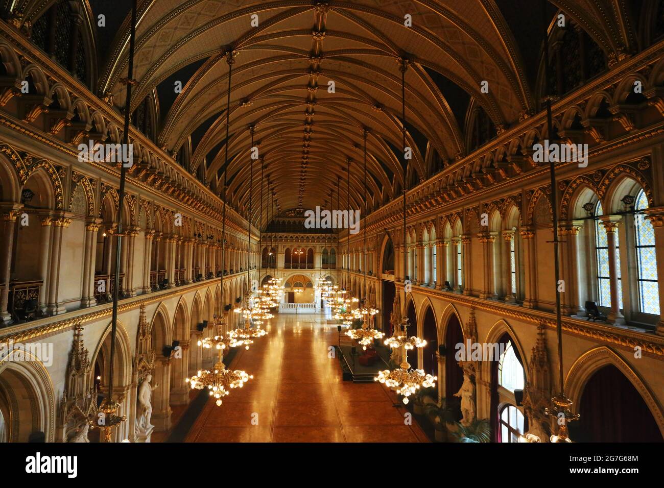 Wien, Rathaus, Festsaal mit Kronleuchter und Festbeleuchtung im historischen Rathaussaal Stock Photo