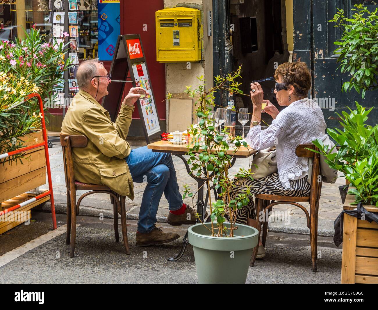 Middle-aged couple after lunch at outdoor terrace restaurant - Paris, France. Stock Photo