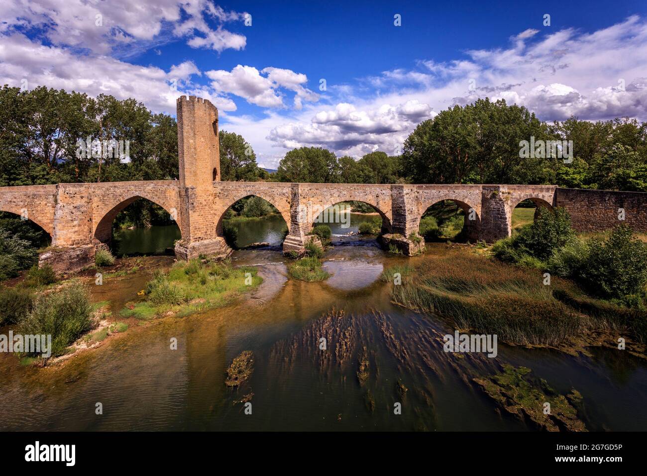 A bridge from the Middle Ages over the Ebro river, built on top of an ancient roman bridge in the fortified village of Frías. Burgos. Spain Stock Photo