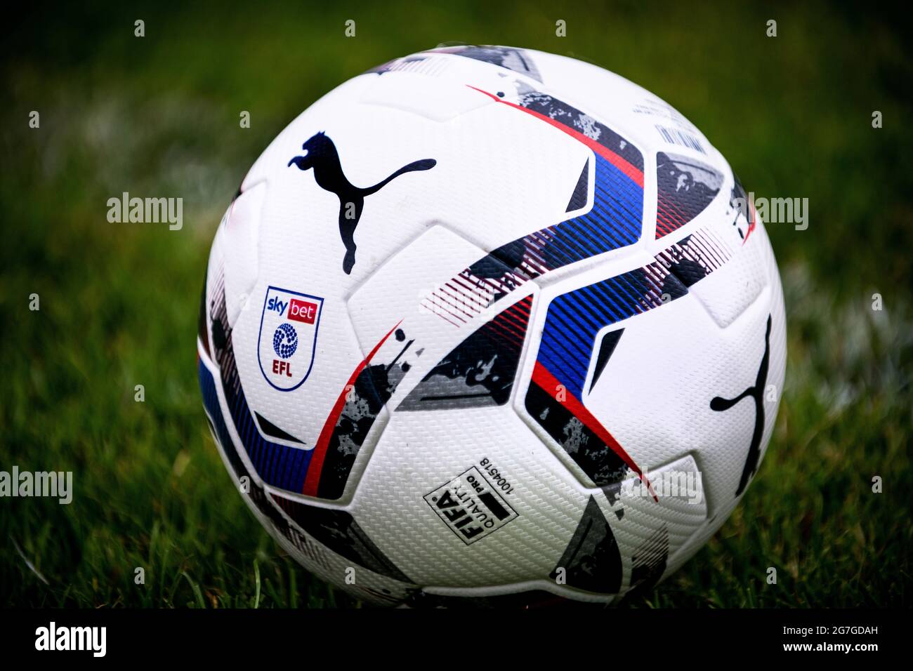 PUMA Official Match Ball EFL 21/22 Stock Photo - Alamy
