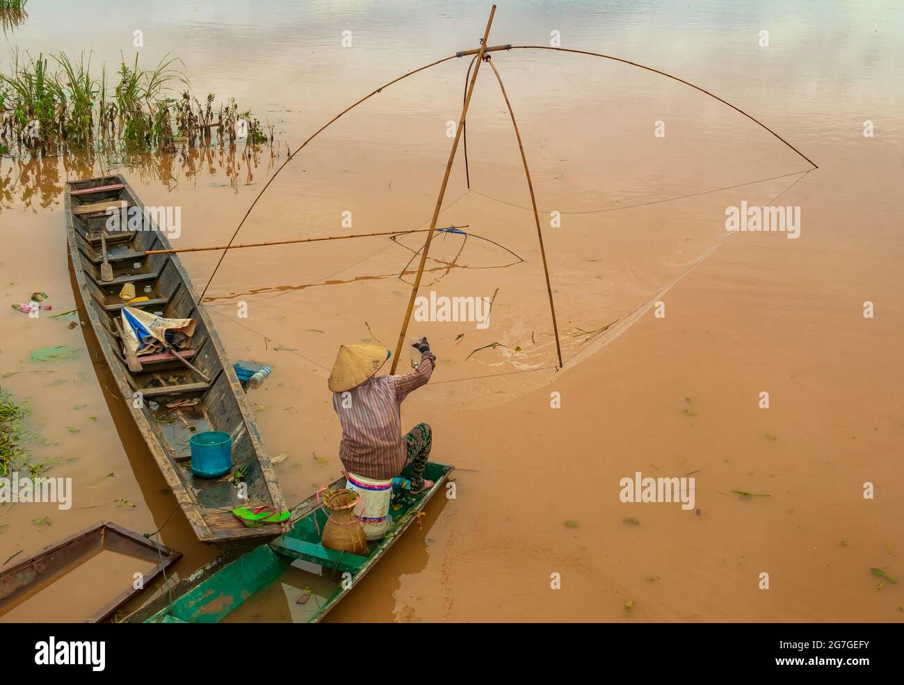 Fisherman in the Mekong with ancient fishing tools Stock Photo - Alamy