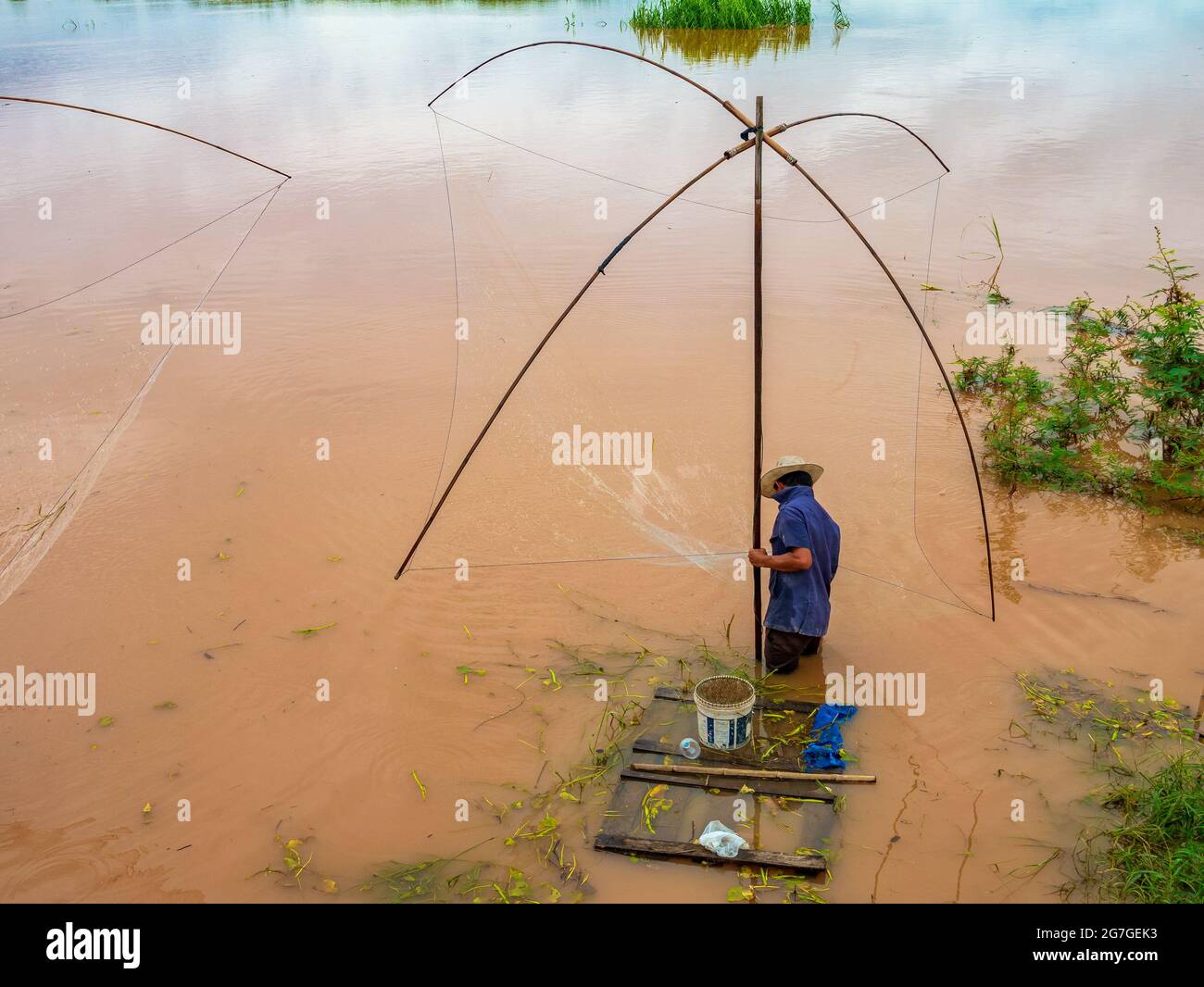 https://c8.alamy.com/comp/2G7GEK3/fisherman-in-the-mekong-with-ancient-fishing-tools-2G7GEK3.jpg