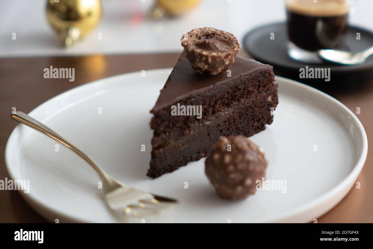 Gâteaux au chocolat de Noël Ferrero Rocher.Muffins à la crème au chocolat  Photo Stock - Alamy