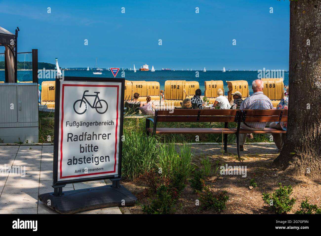 An der Strandpromenade von Möltenort, Schild Radfahrer bitte Absteigen erinnert an Rücksichtnahme Stock Photo